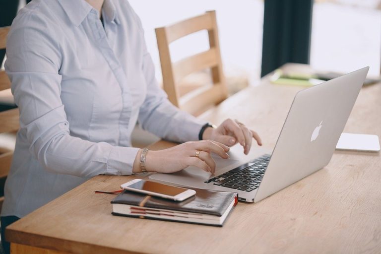 Pracujete v kanceláři? A taky vás bolí záda kvůli sezení jako třetinu lidí?