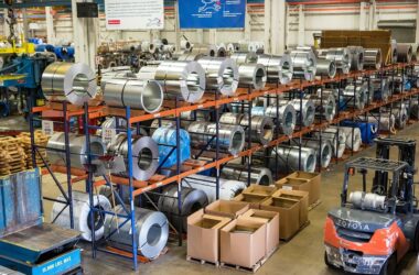 Regály a kontejnery pro přehledné skladování