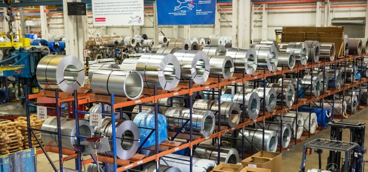 Regály a kontejnery pro přehledné skladování