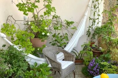 Jak proměnit balkon v letní oázu – 10 nápadů s květináči a dekoracemi