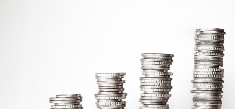 Mince a peníze symbolizující firemní finance