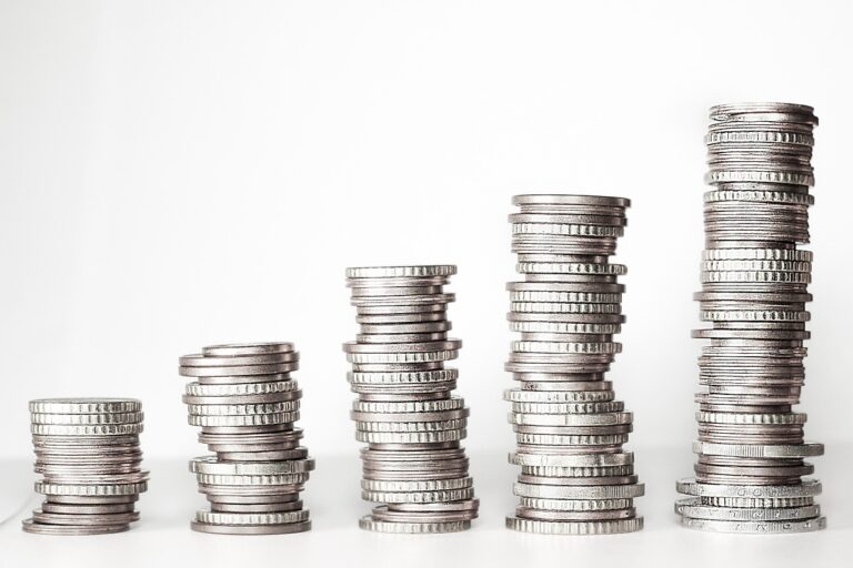 Mince a peníze symbolizující firemní finance