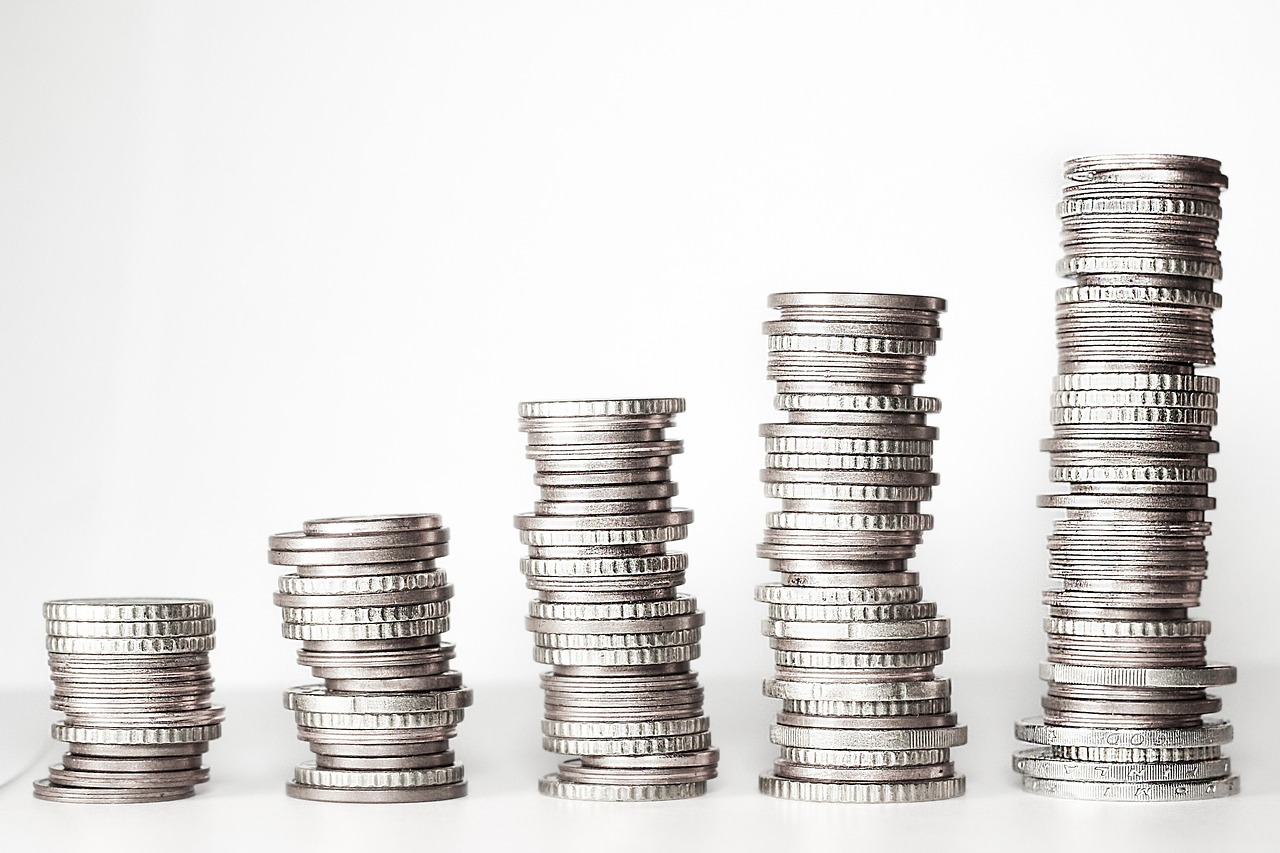 Mince a peníze symbolizující firemní finance