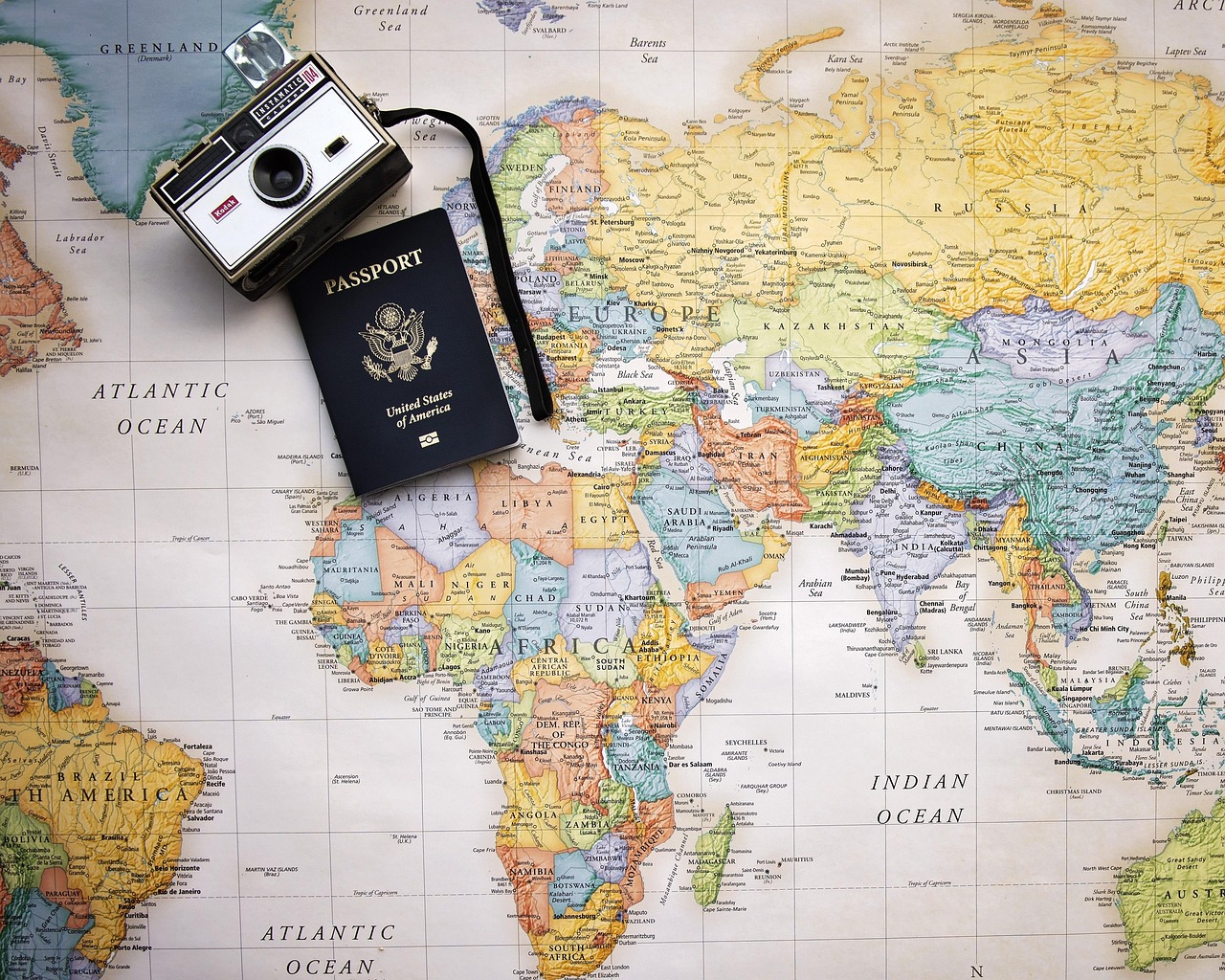 Cestovní pas a mapa světa