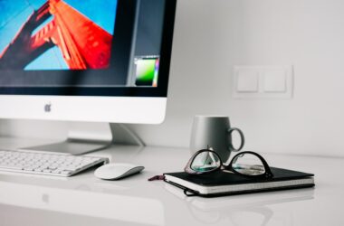 Domácí pracovní stůl pro home office