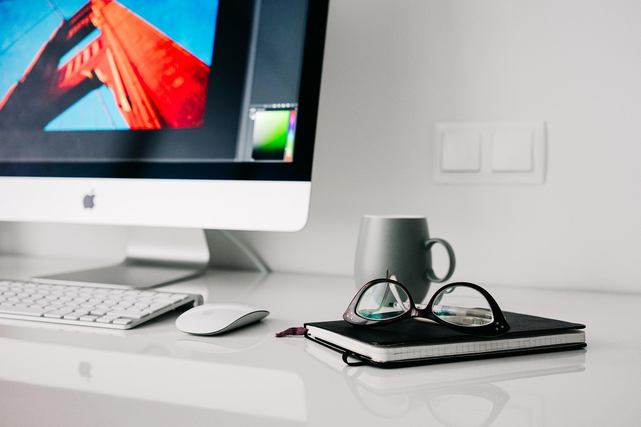 Domácí pracovní stůl pro home office