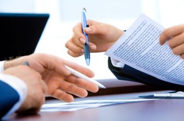 Psaní životopisu na notebooku u pracovního stolu