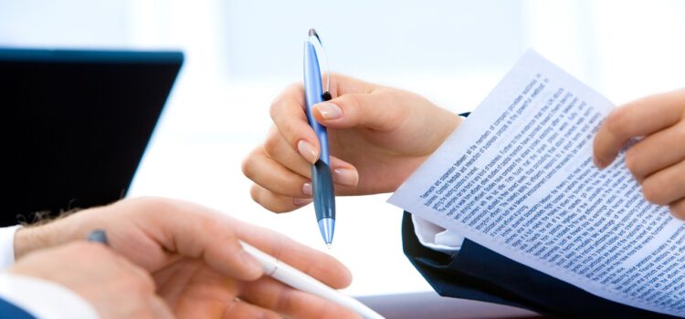 Psaní životopisu na notebooku u pracovního stolu