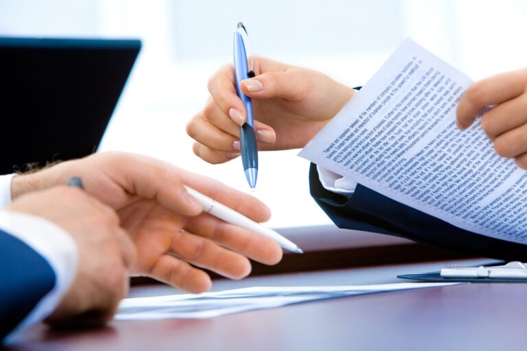 Psaní životopisu na notebooku u pracovního stolu