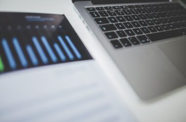 Notebook s marketingovými grafy a daty