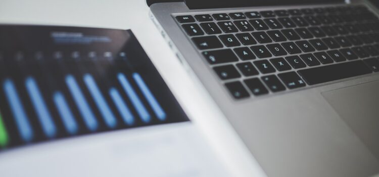 Notebook s marketingovými grafy a daty