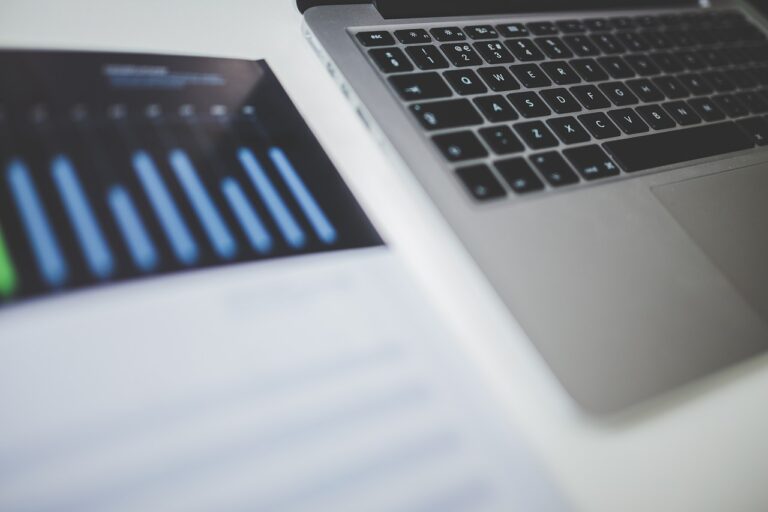 Notebook s marketingovými grafy a daty