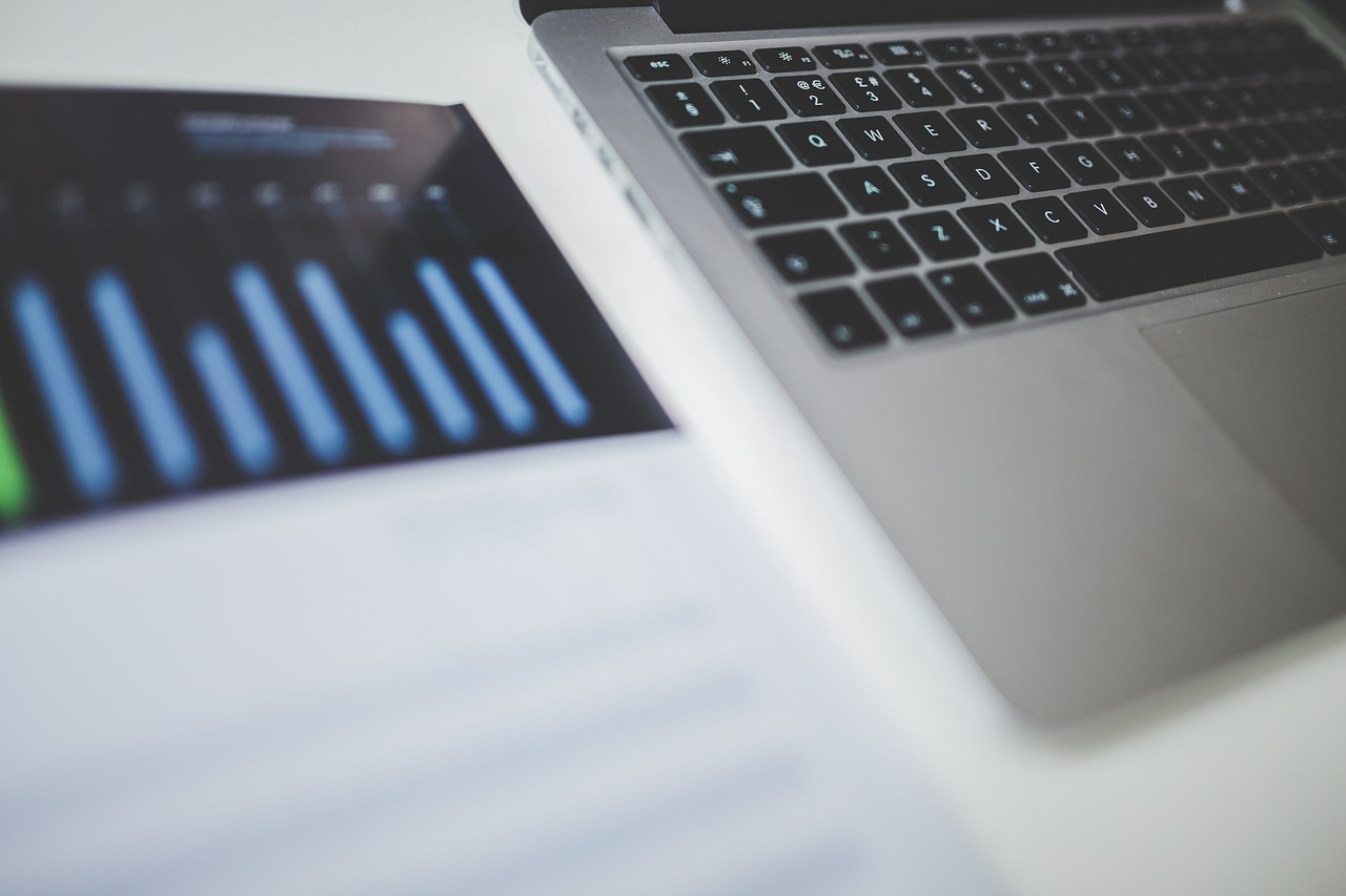 Notebook s marketingovými grafy a daty