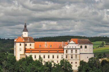 Český hrad v malebné krajině