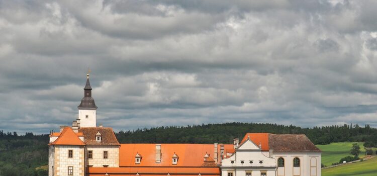 Český hrad v malebné krajině