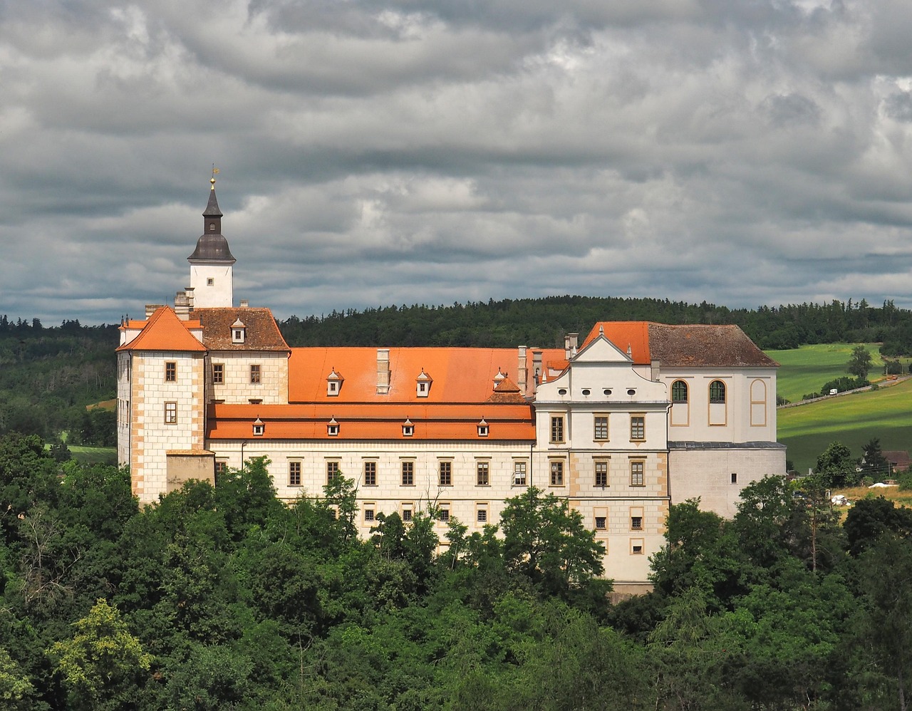 Český hrad v malebné krajině