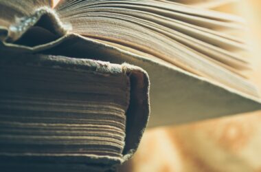 Knihy a notebook ke studiu a rekvalifikaci