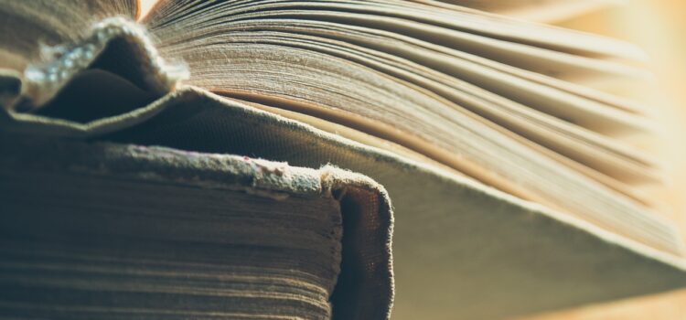 Knihy a notebook ke studiu a rekvalifikaci