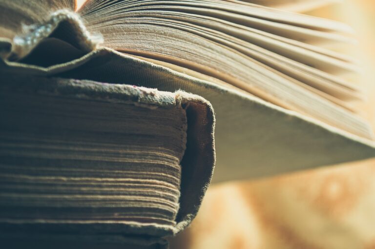 Knihy a notebook ke studiu a rekvalifikaci