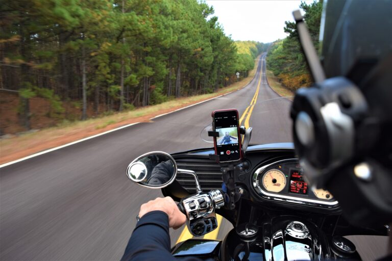Kufry na motorku: jak zabalit na podzimní vyjížďku za mlhy a chladu