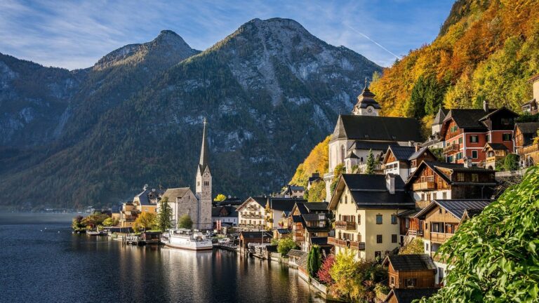 Hallstatt s kostelem na břehu jezera pod horami