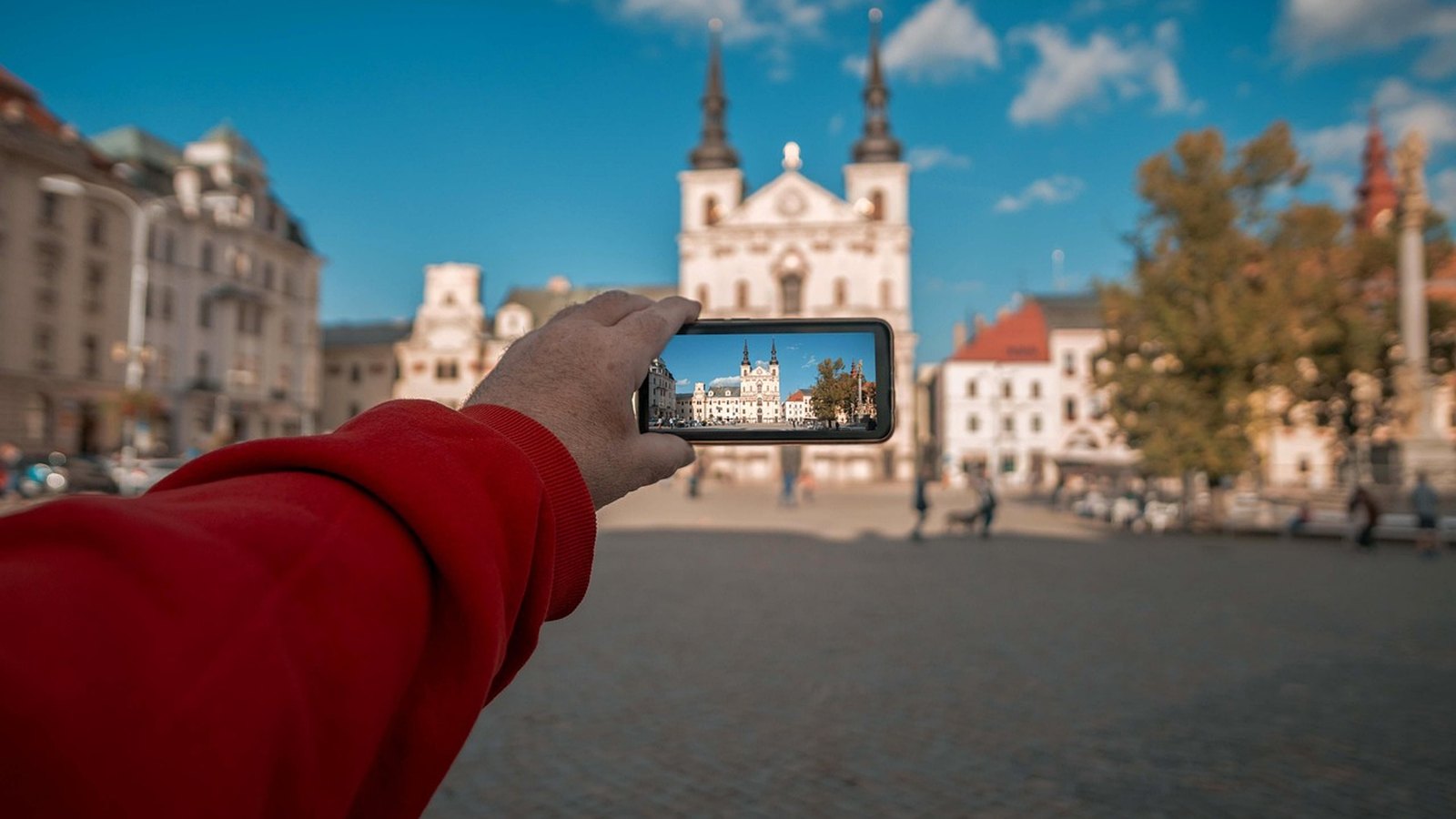 Telefon fotí náměstí s kostelem v Jihlavě