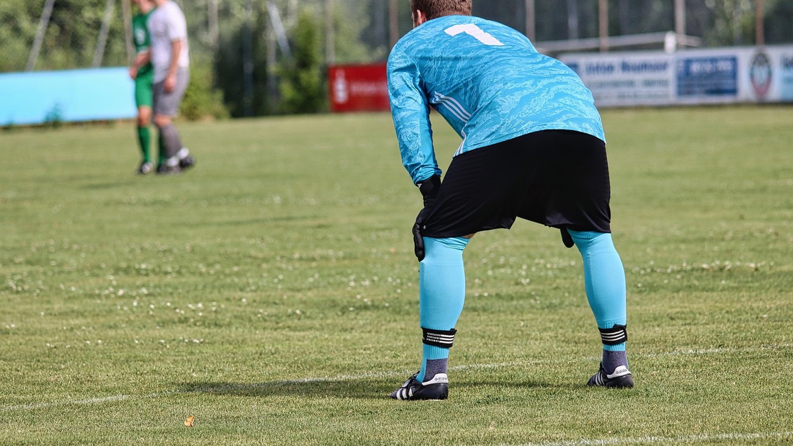 Amatérský fotbalista na hřišti během zápasu