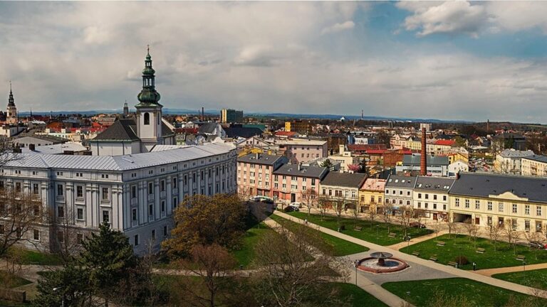 Pohled na střed Opavy s věží kostela