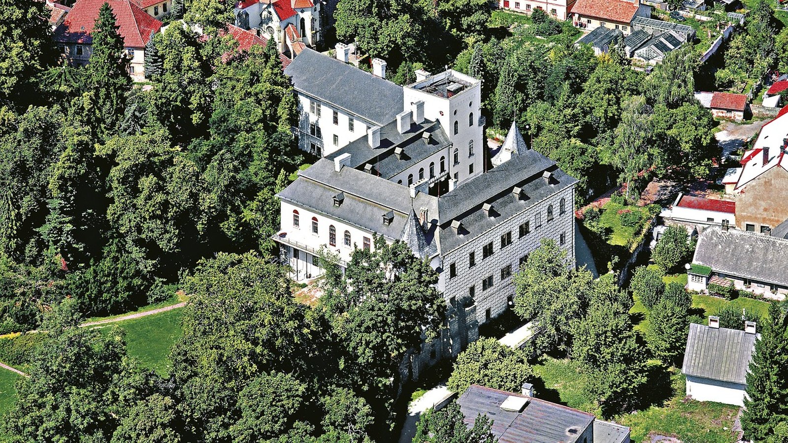 Letecký pohled na zámek v zeleni