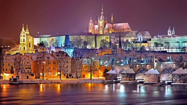 Noční Pražský hrad a Karlův most nad Vltavou