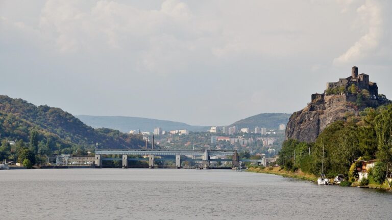 Hrad Střekov na skále nad Labem v Ústí nad Labem