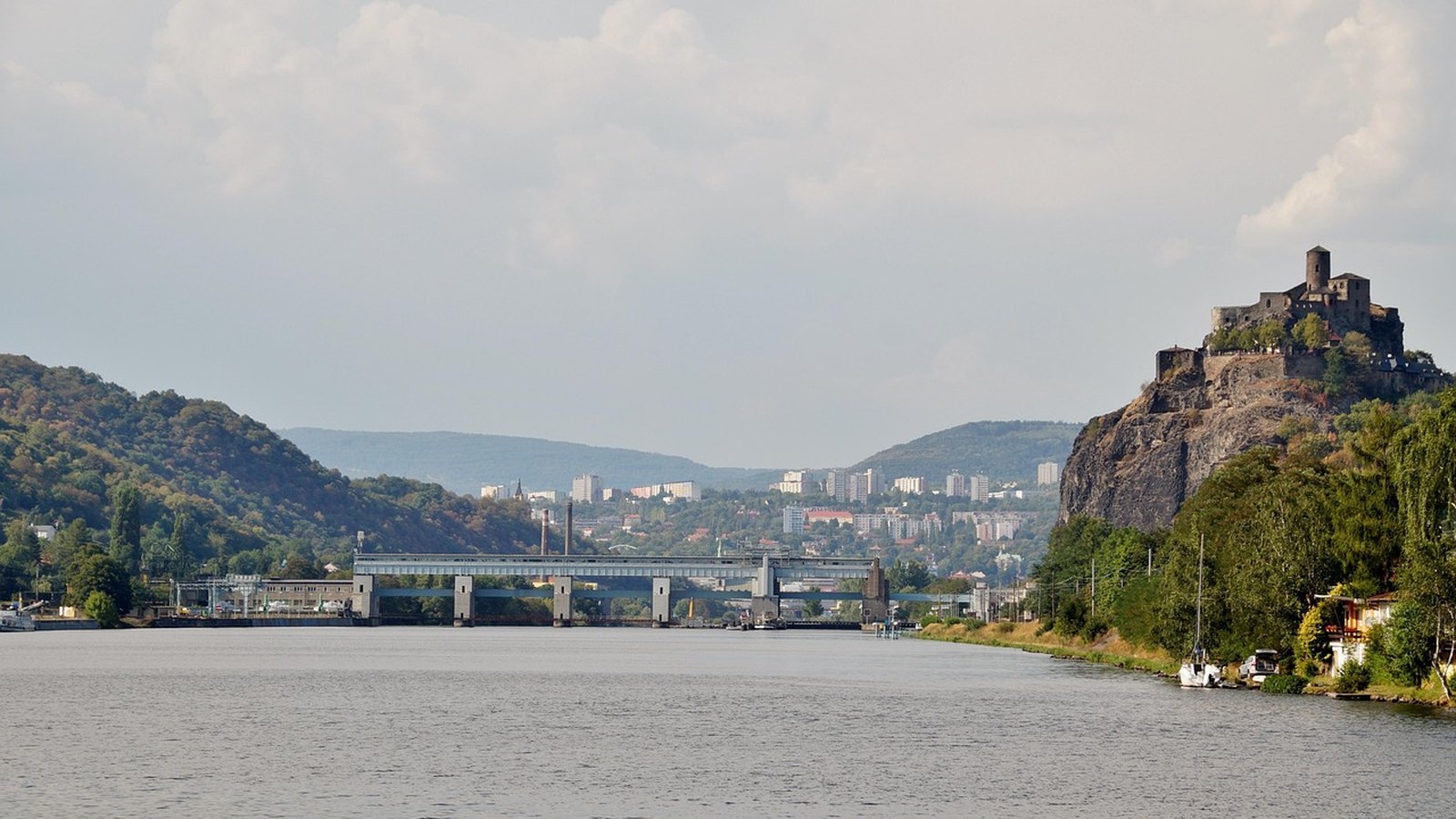 Hrad Střekov na skále nad Labem v Ústí nad Labem