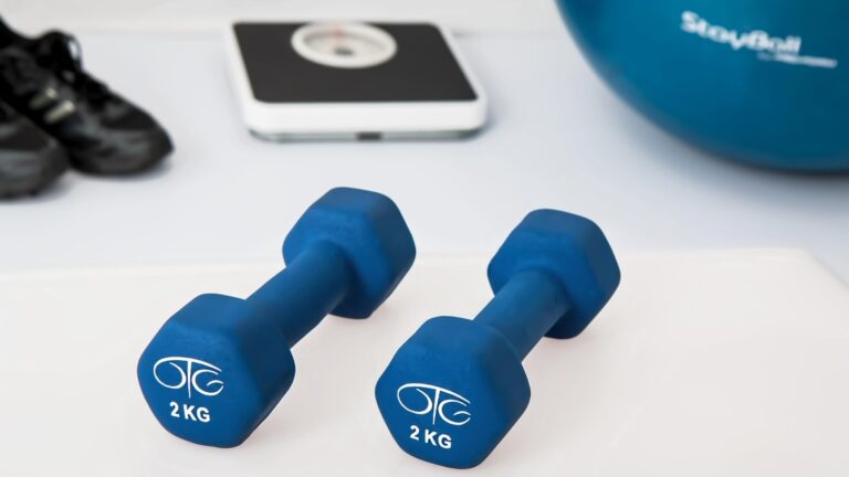 Modré činky, telefon a fitness míč na stole
