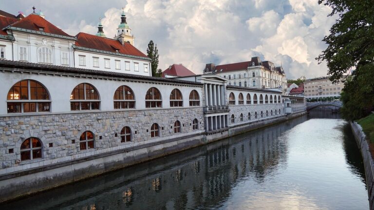 Nábřeží řeky Ljubljanice s arkádami Plečnikovy tržnice