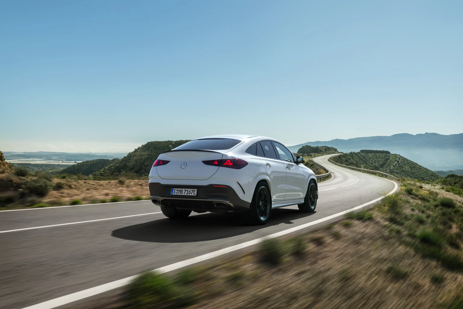 Zadní část bílého modernizovaného Mercedes-Benz GLE Coupé na silnici