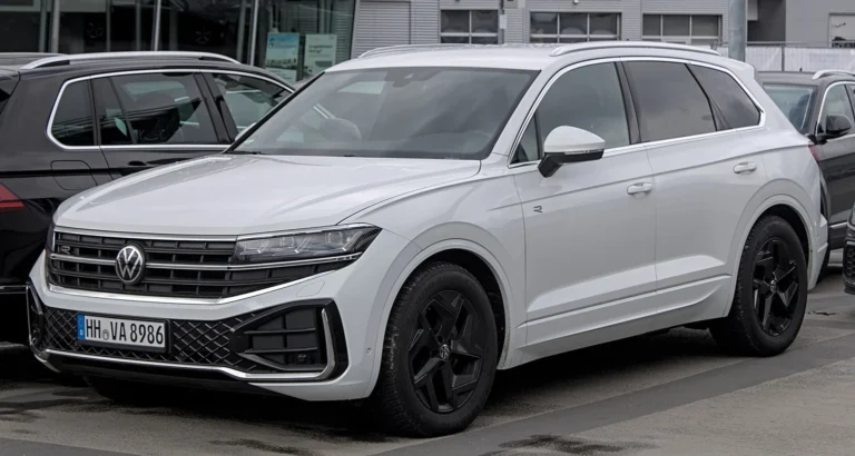 Bílý Volkswagen Touareg po modernizaci z roku 2023 zepředu