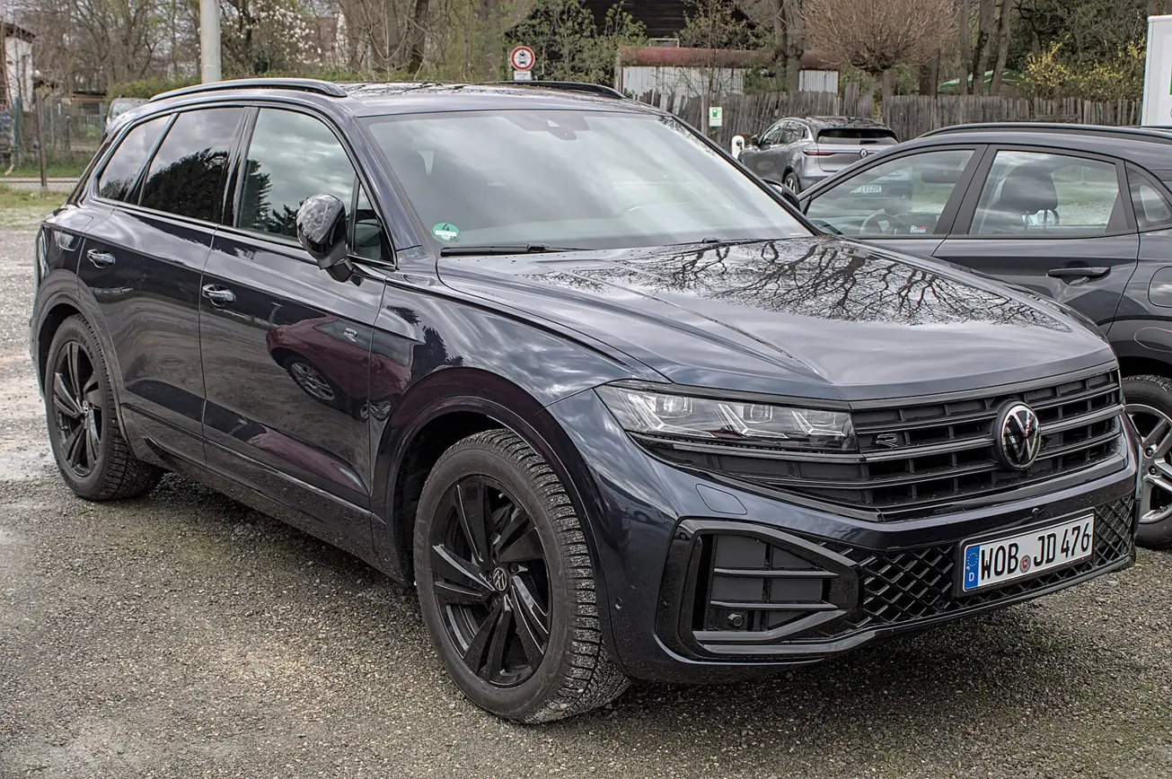 Šedý Volkswagen Touareg po modernizaci z roku 2023 zepředu