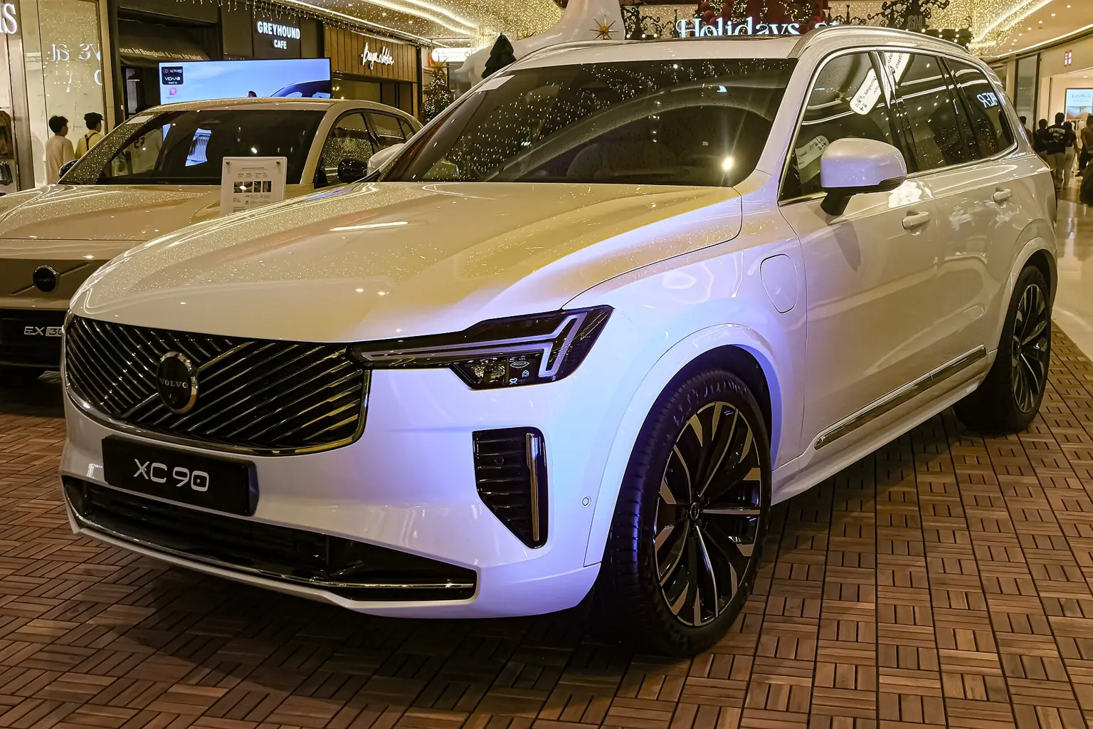 Bílé Volvo XC90 po druhé modernizaci při pohledu zepředu