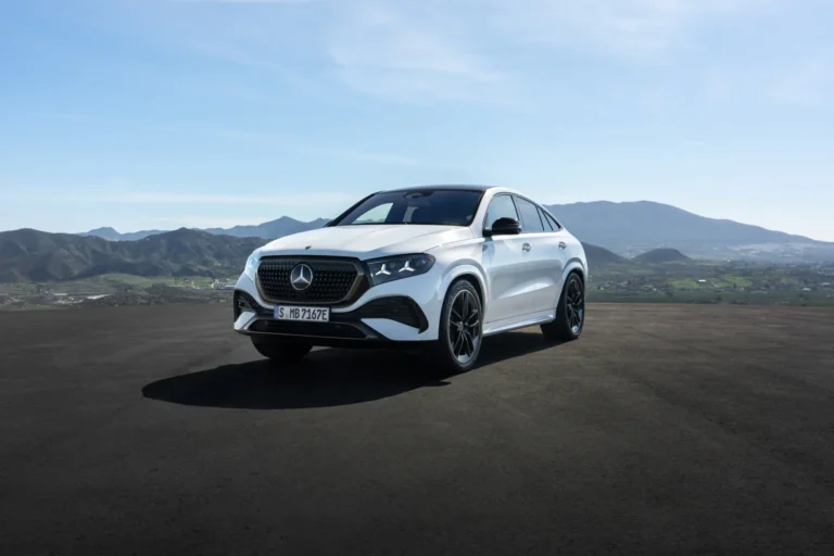 Bílé modernizované Mercedes-Benz GLE Coupé při pohledu zepředu a z boku