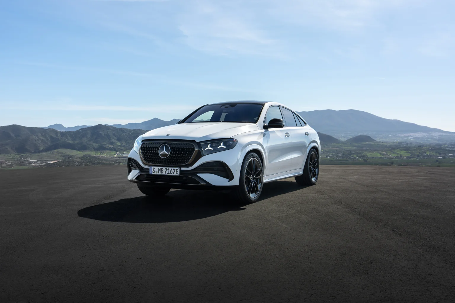 Bílé modernizované Mercedes-Benz GLE Coupé při pohledu zepředu a z boku