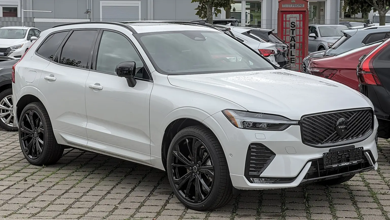 Bílé modernizované Volvo XC60 modelového roku 2026 zepředu