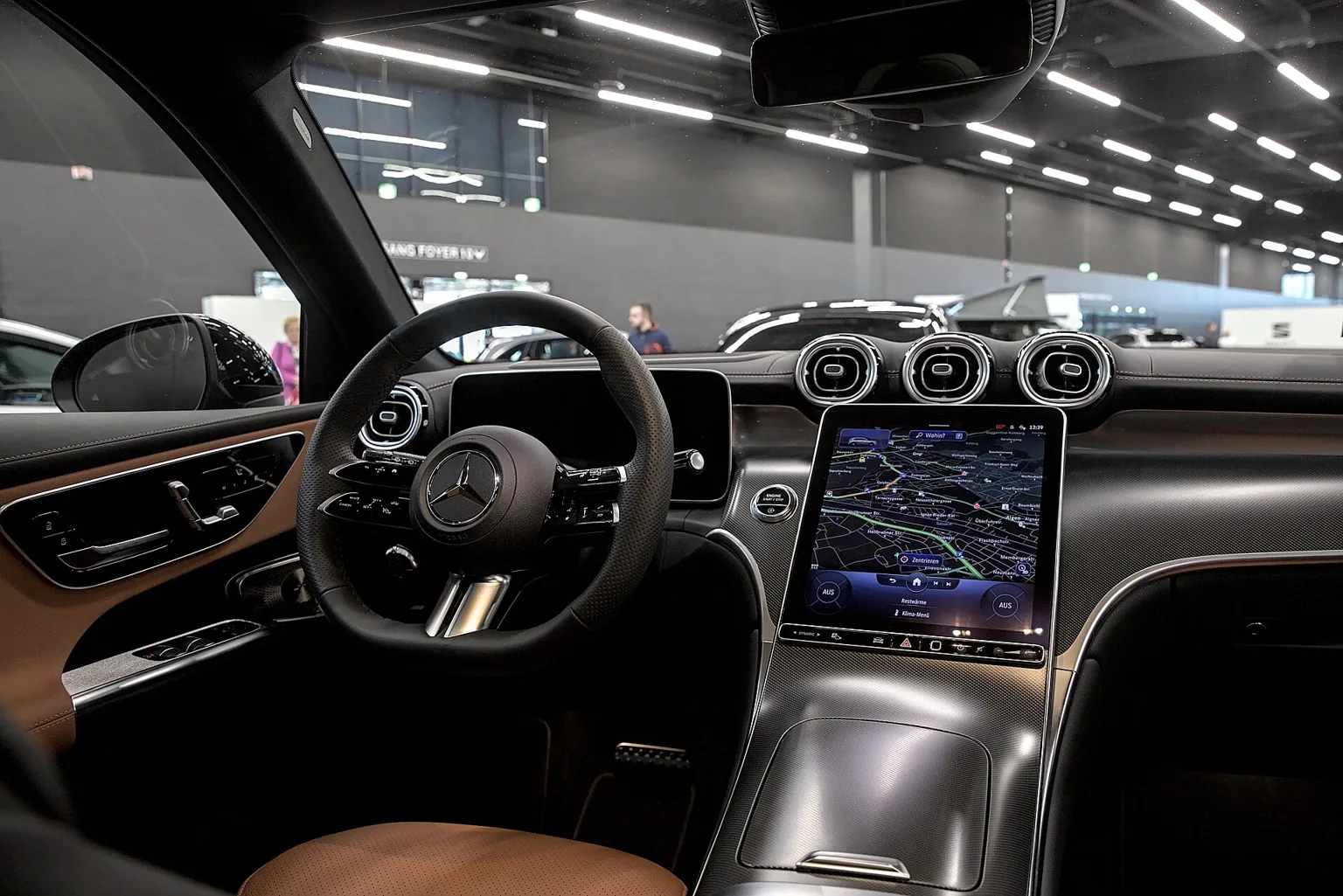 Interiér Mercedes-Benz GLC generace X254 s velkým středovým displejem