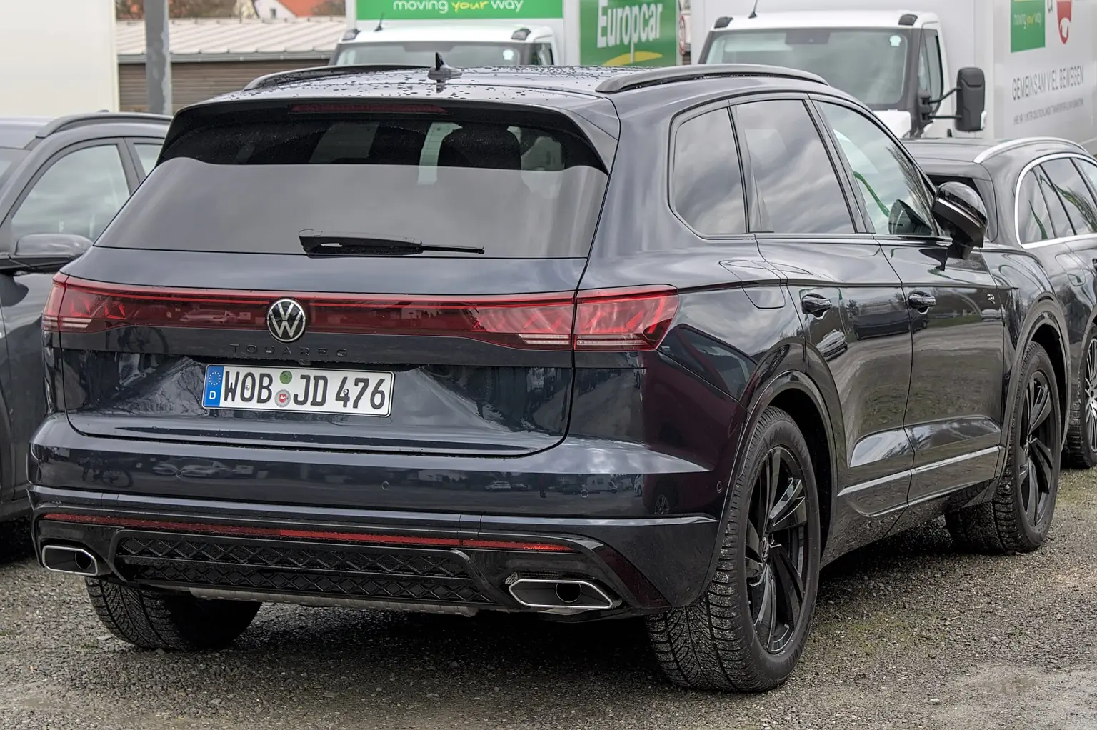 Šedý Volkswagen Touareg po modernizaci z roku 2023 zezadu