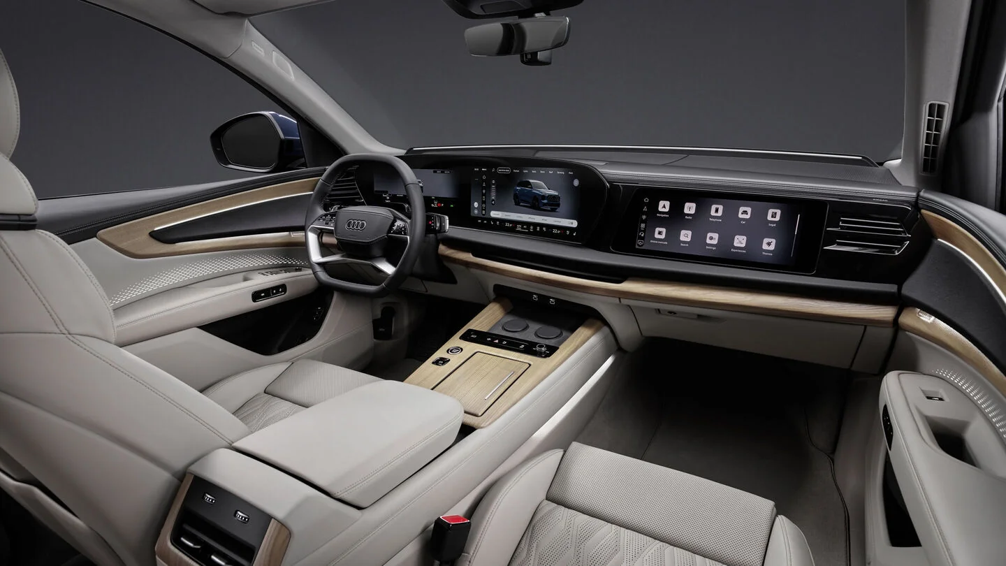 Palubní deska nové Audi Q7 třetí generace s panoramatickým displejem
