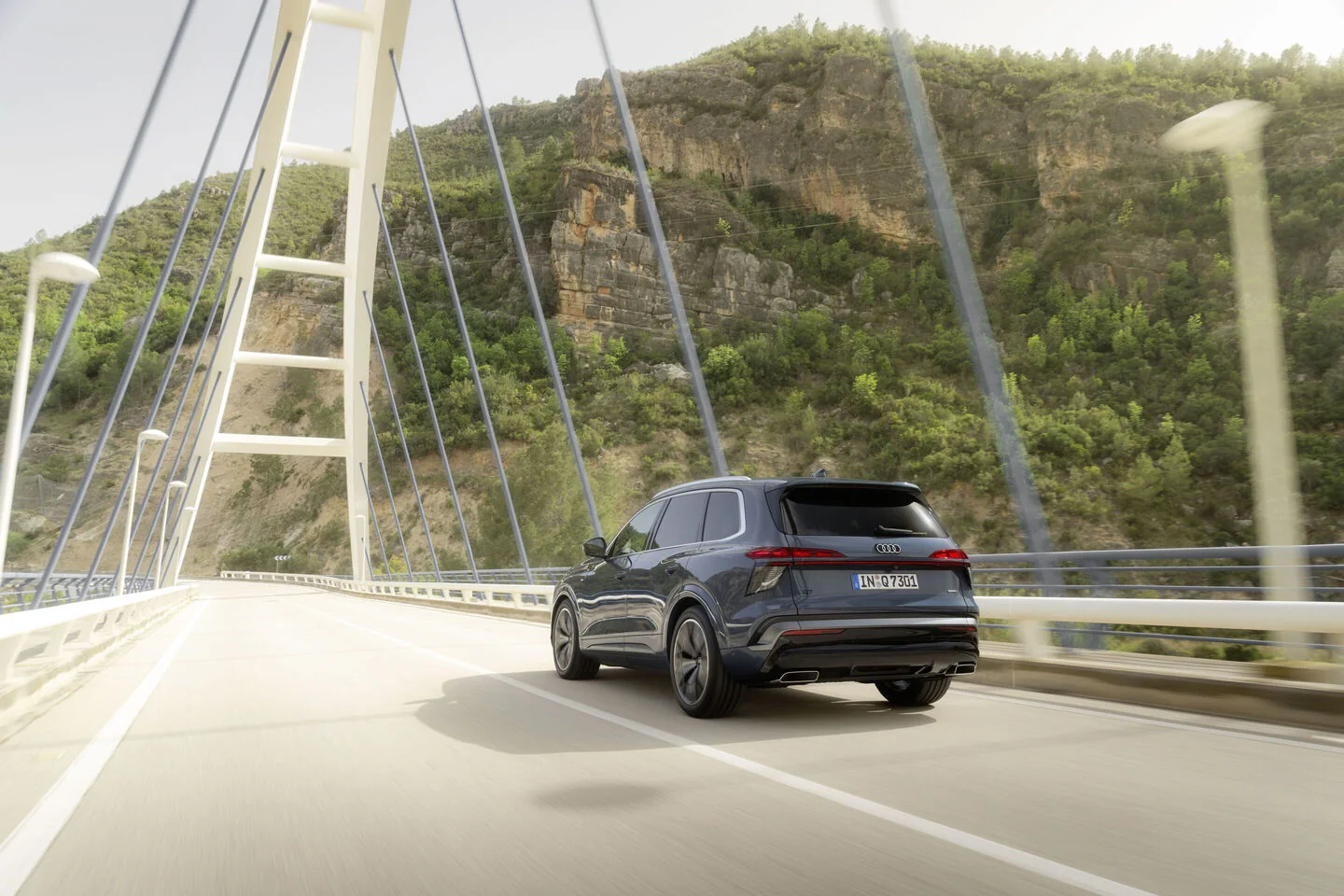 Nová Audi Q7 třetí generace zezadu při jízdě po silnici