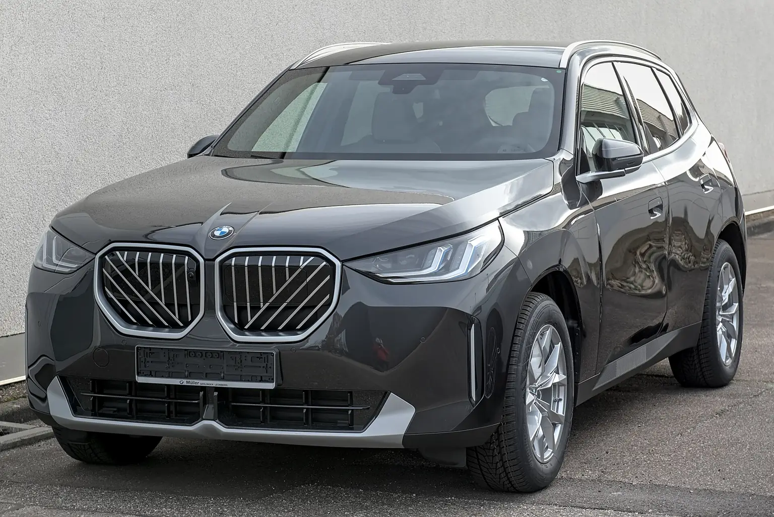 Šedé BMW X3 generace G45 při pohledu zepředu a z boku