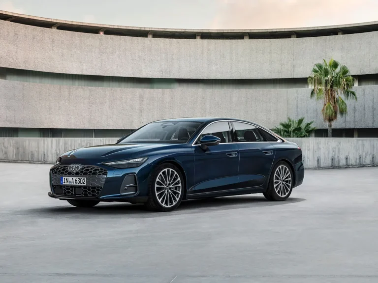 Modrá Audi A6 Sedan nové spalovací generace při pohledu zepředu