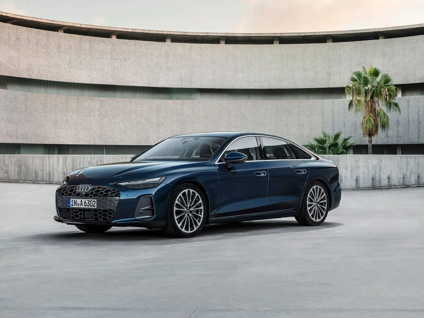 Modrá Audi A6 Sedan nové spalovací generace při pohledu zepředu