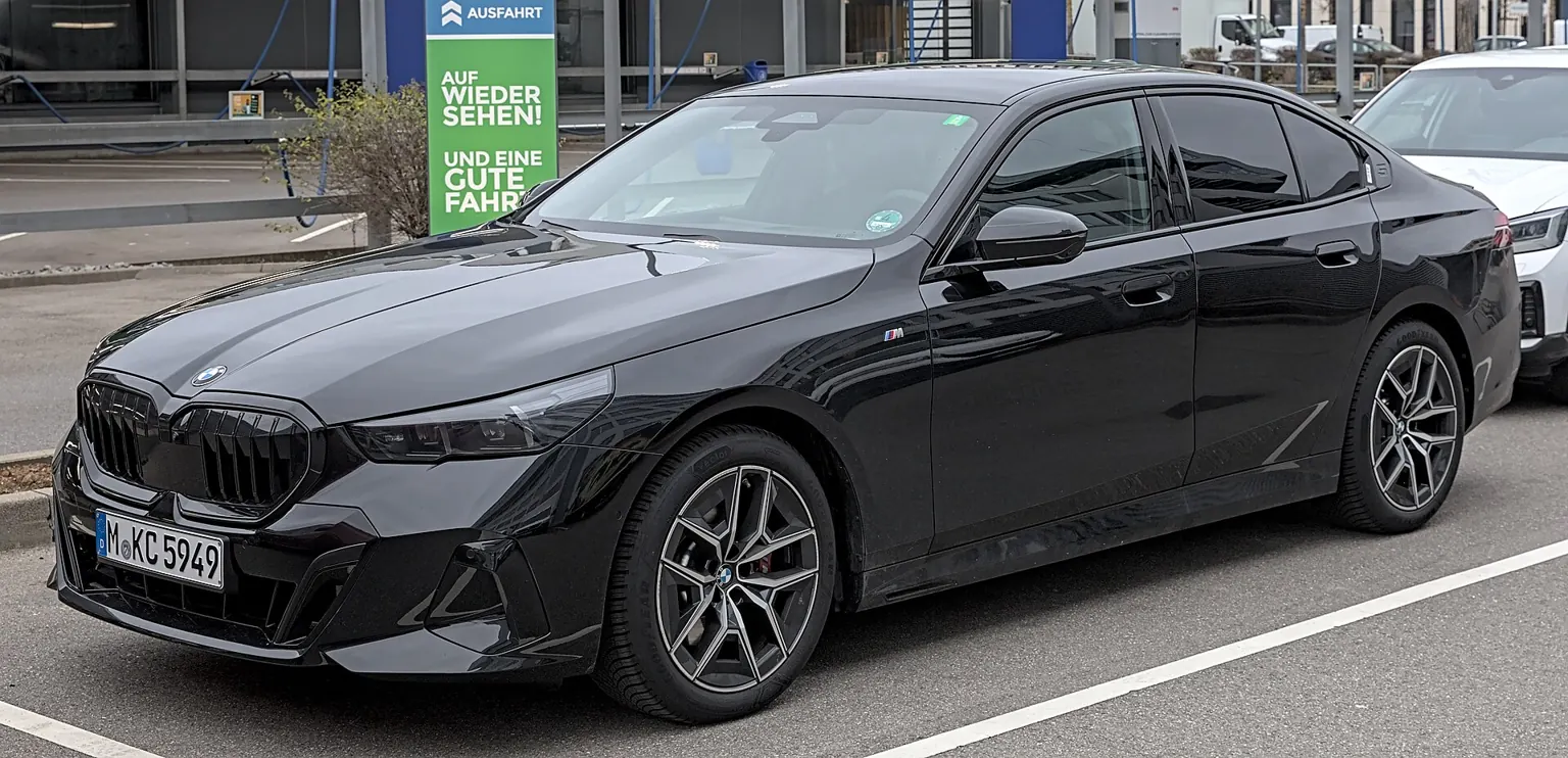 Šedé BMW 520i generace G60 při pohledu zepředu a z boku