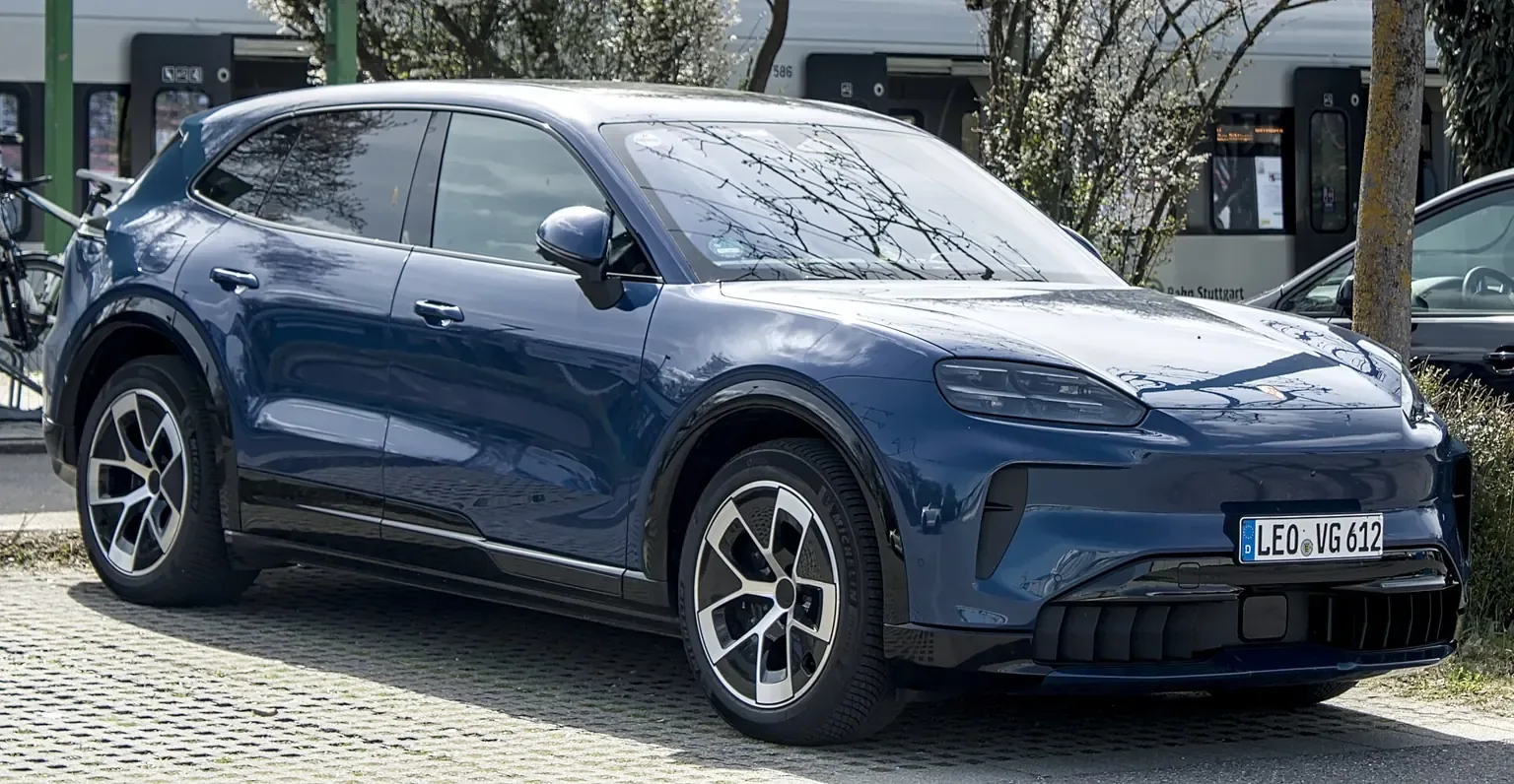 Modré Porsche Cayenne Electric při pohledu zepředu a z boku